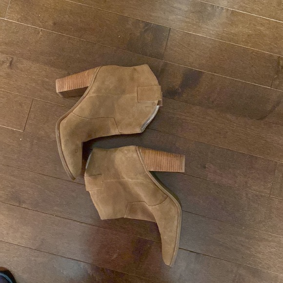 Kenneth Cole Woman’s SPARTA Cognac Brown Suede Heeled Ankle Boot Booties - Picture 5 of 10